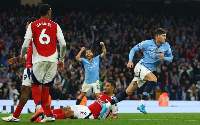 Khoảnh khắc vui mừng của Stones (áo xanh) sau khi ghi bàn gỡ hòa 2-2 cho Man City