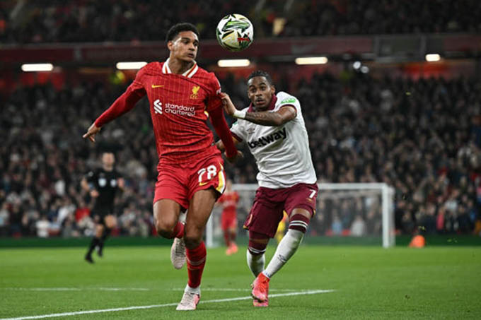 Quansah (trái) chơi không quá nổi bật ở trận Liverpool thắng West Ham